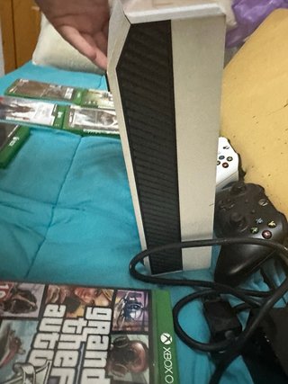 Xbox One Blanca con 2 mandos y juegos