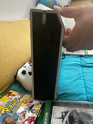 Xbox One Blanca con 2 mandos y juegos