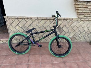 Bicicleta BMX verde y negra
