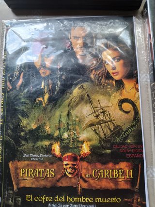 4 DVDs: El Poder Estino, Chucky, Piratas Caribe II