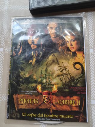 4 DVDs: El Poder Estino, Chucky, Piratas Caribe II