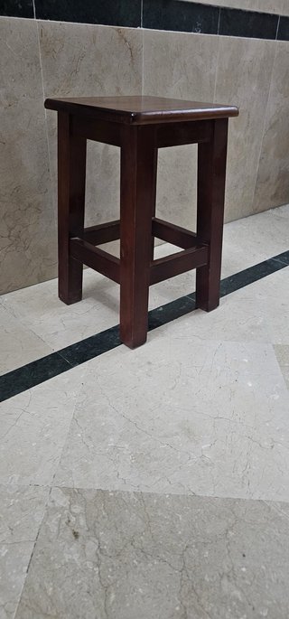 Taburete de madera marrón