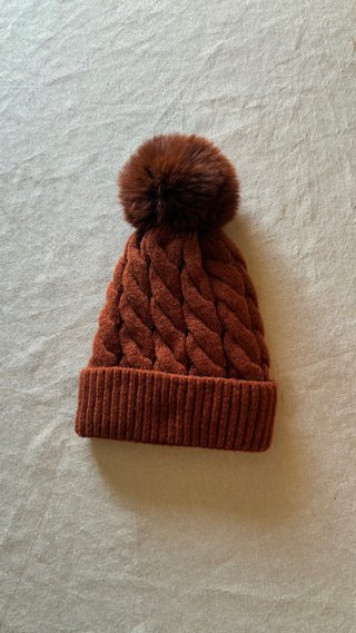 Gorro de lana trenzado con pompón