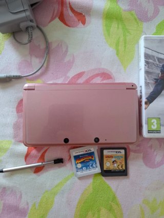 Nintendo 3DS Rosa + Caricabatterie + 3 Giochi