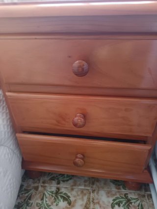 Armario madera 2 puertas, 3 mesitas, cama 80 cms