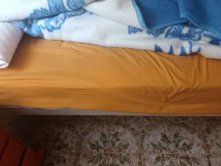 Armario madera 2 puertas, 3 mesitas, cama 80 cms