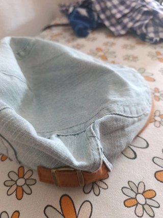 Gorra vaquera azul con diseño cartas poner