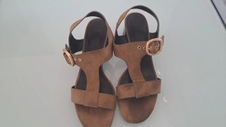 Sandalias marrón/verde con hebilla dorada