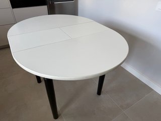 Mesa de cocina extensible blanca y negra