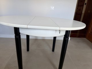Mesa de cocina extensible blanca y negra