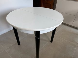 Mesa de cocina extensible blanca y negra