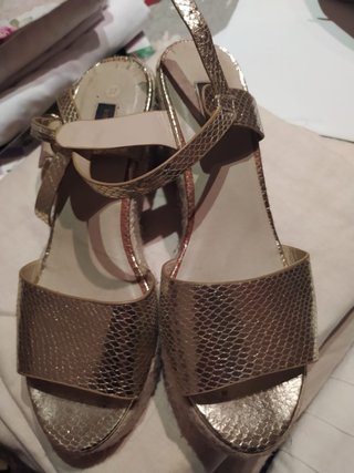 Sandalias doradas tacón cuña T37