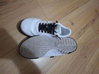 Zapatillas Puma Blancas con Cordones Negros