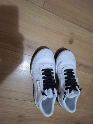 Zapatillas Puma Blancas con Cordones Negros
