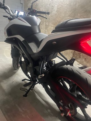 QJ SRK 125 S Moto Naked Blanca y Negra