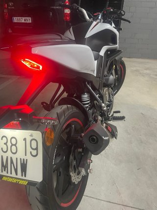 QJ SRK 125 S Moto Naked Blanca y Negra