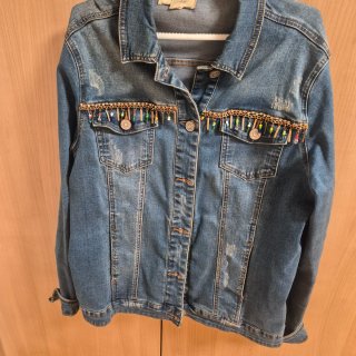 Cazadora vaquera con abalorios