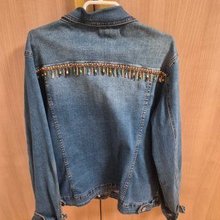 Cazadora vaquera con abalorios