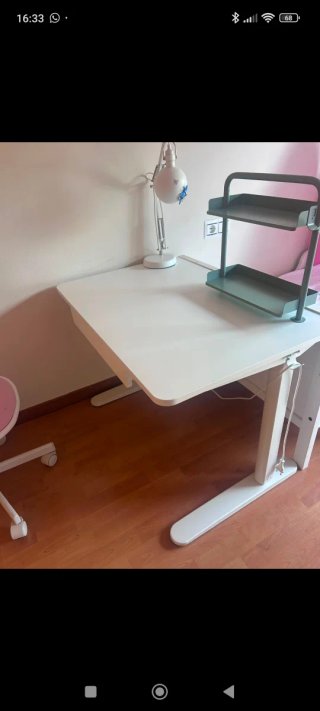 Escritorio elevable blanco/grs  Lampara y estante