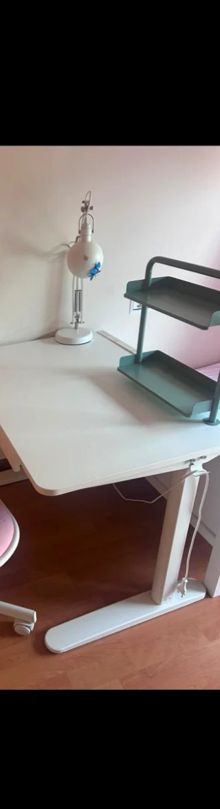Escritorio elevable blanco/grs  Lampara y estante