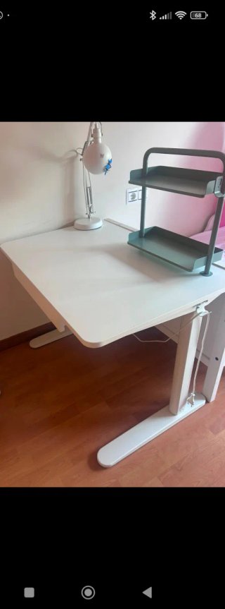 Escritorio elevable blanco/grs  Lampara y estante