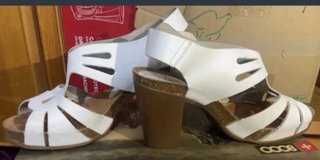 Sandalias blancas de verano con cuña