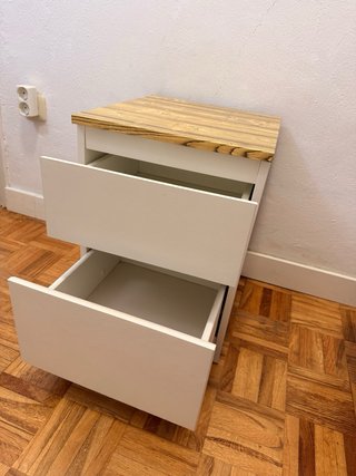 Mesita de noche Ikea blanca con vinilo madera