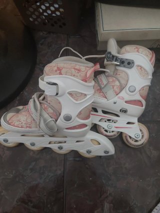 Patines en línea blancos y rosas
