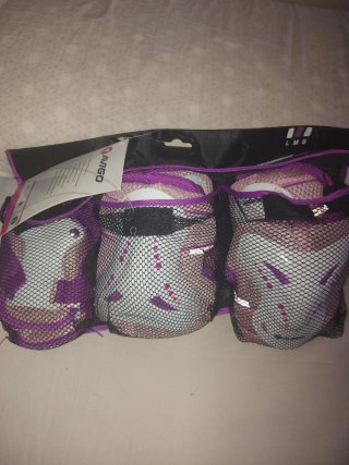 Patines en línea blancos y rosas