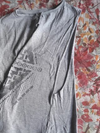 Camiseta sin mangas gris con estampado