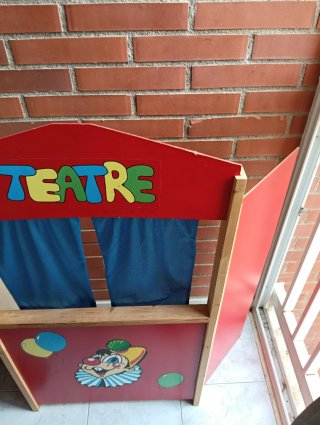 Teatro infantil de madera y tela