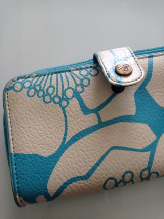 Cartera Roxy floral azul y blanco