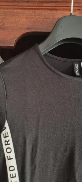 Vestido negro Divided con banda lateral