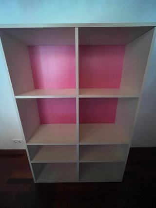 Muebles de habitación juvenil blanco y rosa.