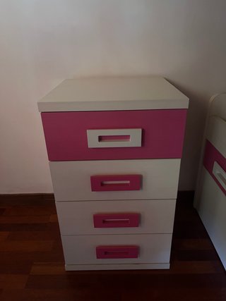 Muebles de habitación juvenil blanco y rosa.