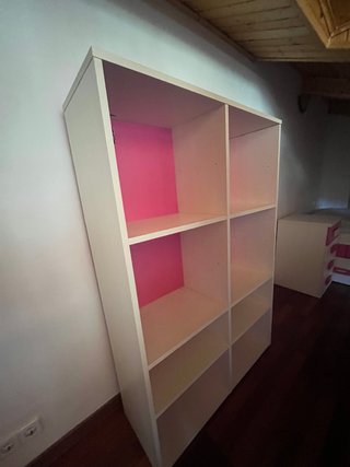 Muebles de habitación juvenil blanco y rosa.