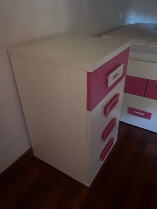 Muebles de habitación juvenil blanco y rosa.