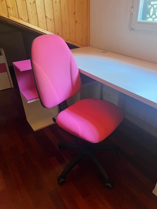 Muebles de habitación juvenil blanco y rosa.