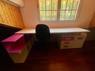 Muebles de habitación juvenil blanco y rosa.