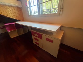 Muebles de habitación juvenil blanco y rosa.