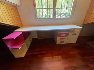 Muebles de habitación juvenil blanco y rosa.