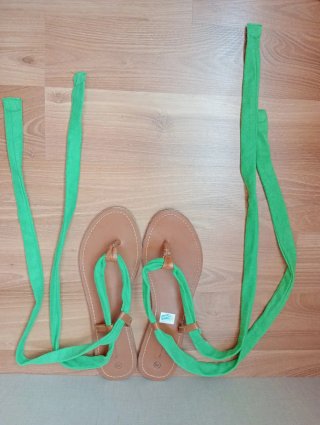Sandalias de cuero con tiras azules y verdes