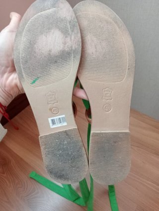 Sandalias de cuero con tiras azules y verdes