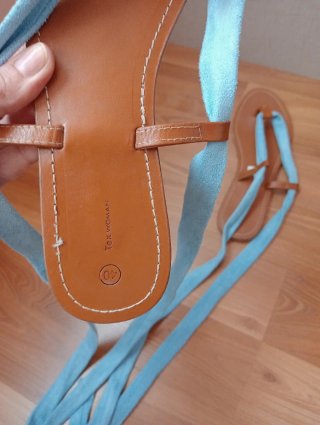 Sandalias de cuero con tiras azules y verdes