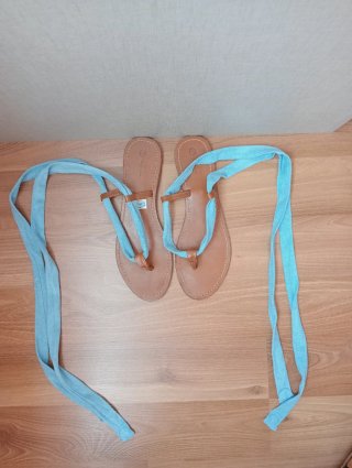Sandalias de cuero con tiras azules y verdes