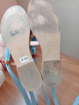 Sandalias de cuero con tiras azules y verdes