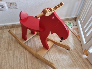 Caballito balancín rojo de madera