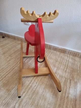 Caballito balancín rojo de madera