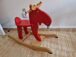 Caballito balancín rojo de madera