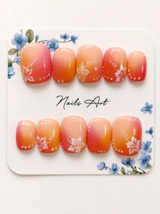 Uñas postizas decoradas naranja y rosa.